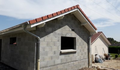 fabrication et pose de charpente en bois et la couverture tuile sur un garage situé à la Tour-du-Pin