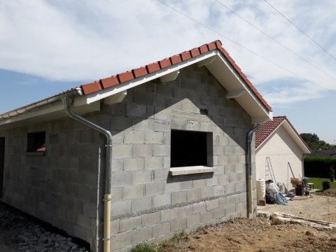 fabrication et pose de charpente en bois et la couverture tuile sur un garage situé à la Tour-du-Pin