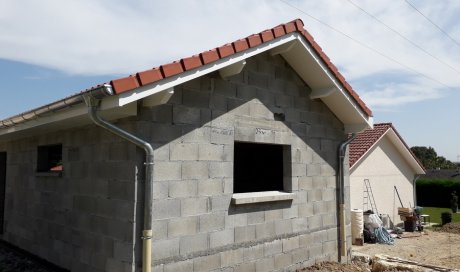 fabrication et pose de charpente en bois et la couverture tuile sur un garage situé à la Tour-du-Pin