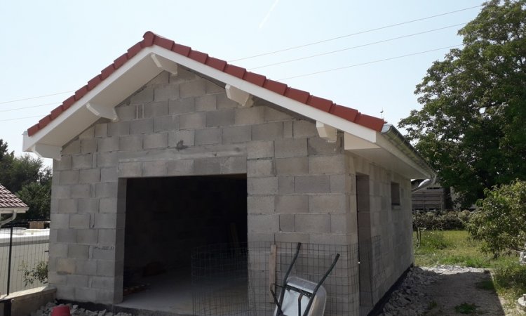 fabrication et pose de charpente en bois et la couverture tuile sur un garage situé à la Tour-du-Pin